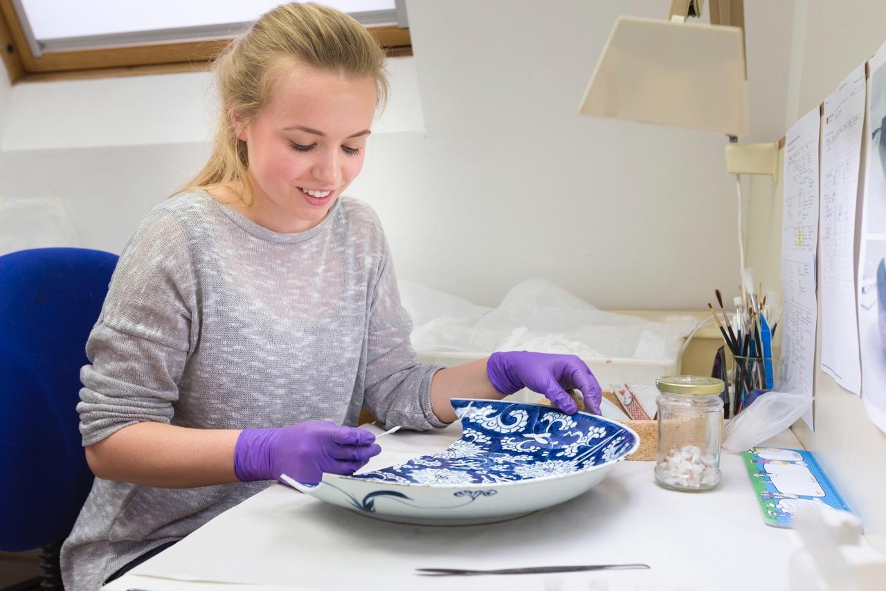 Professional restoration of blue and white antique porcelain