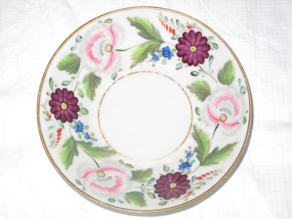 Ръчно рисувана английска порцеланова чиния Spode с флорална декорация.