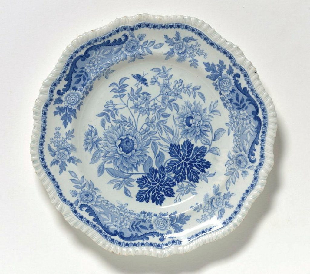 Ранен английски порцелан Spode, произведен в Стафордшър.