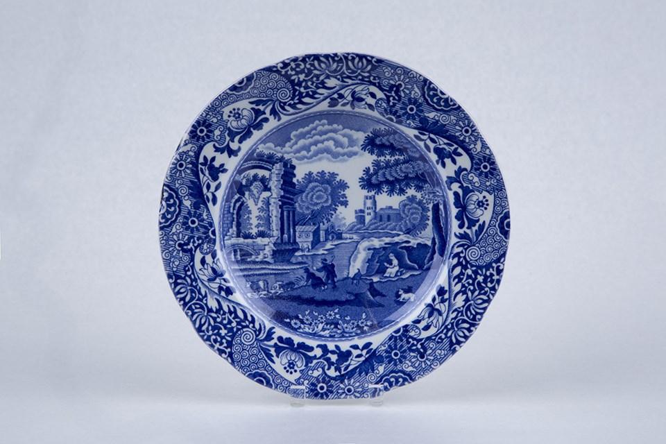 Оригинална порцеланова чиния Spode Blue Italian с характерния син трансферен печат.