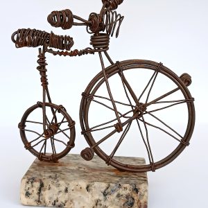 Декоративна скулптура Penny-farthing „Колело“ от Георги Търчев върху каменна основа