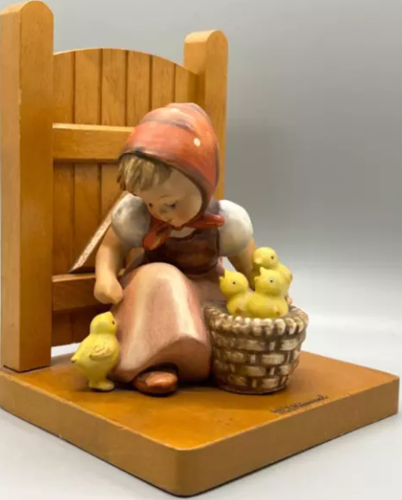 Hummel Момиче с пиленца – класическа фигурка Фигурка Hummel Момиче с пиленца – Girl with Chicks