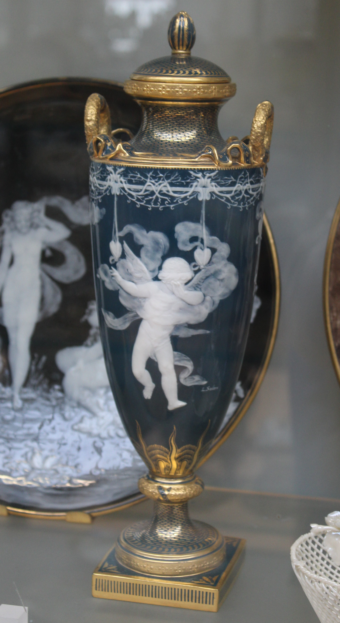 Ваза Minton Pâte-sur-Pâte около 1880 година