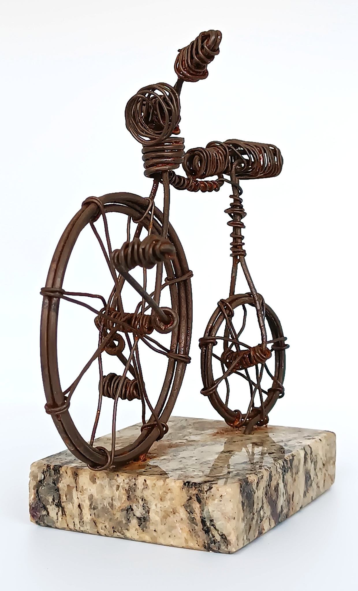 Ръчно изработена телена скулптура на велосипед Penny-farthing върху каменна основа