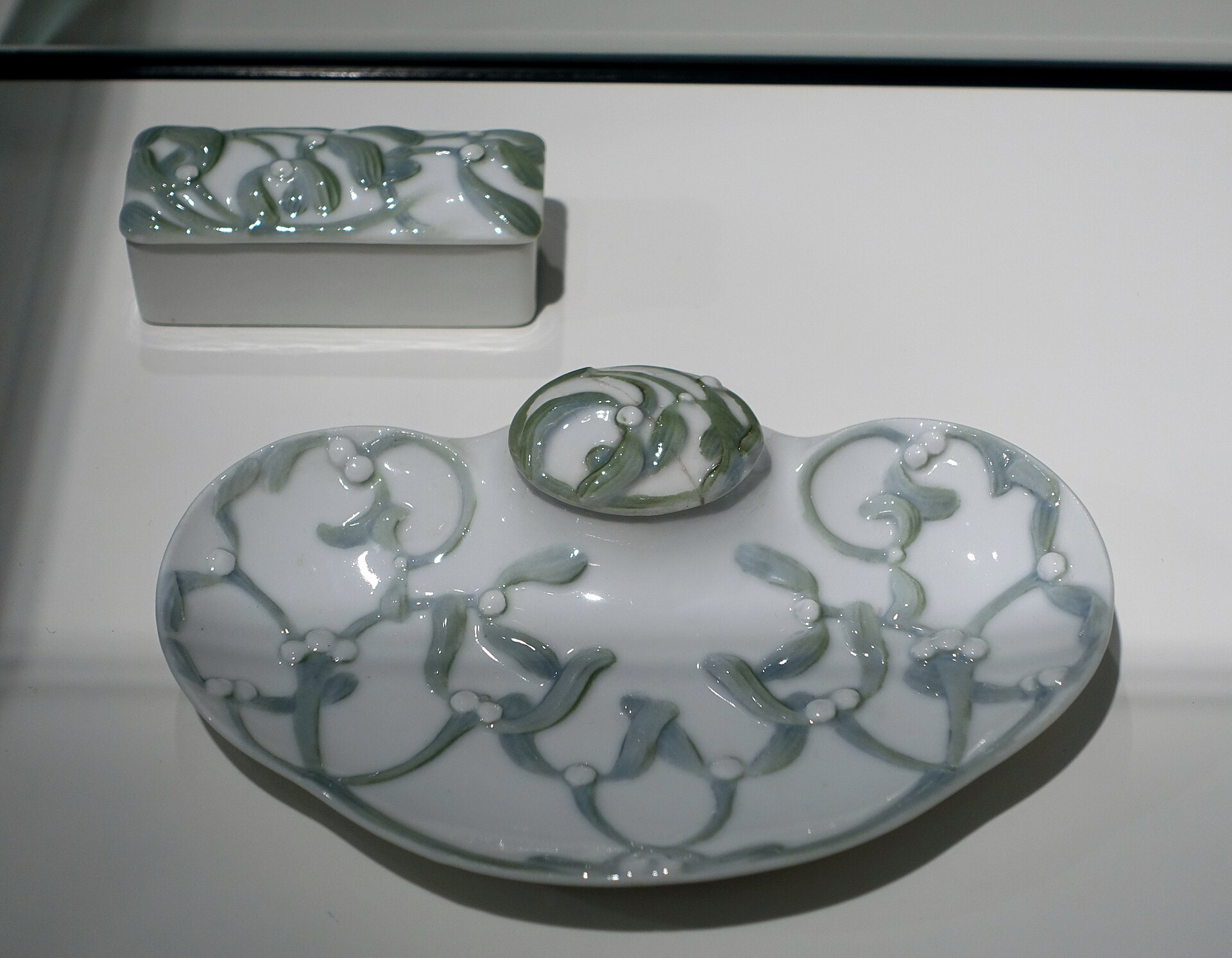 Bing & Grøndahl – мастилница и кутия за марки, около 1900 г. Порцеланова мастилница и кутия за марки Bing & Grøndahl от Jens Peter Dahl-Jensen, около 1900 г.