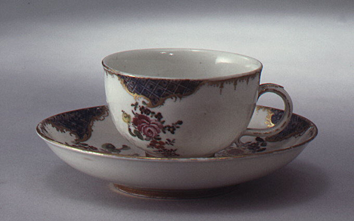 Порцеланова чаша и чинийка Frankenthal около 1755–1760 г. с флорална декорация, тъмен борд и позлатени детайли