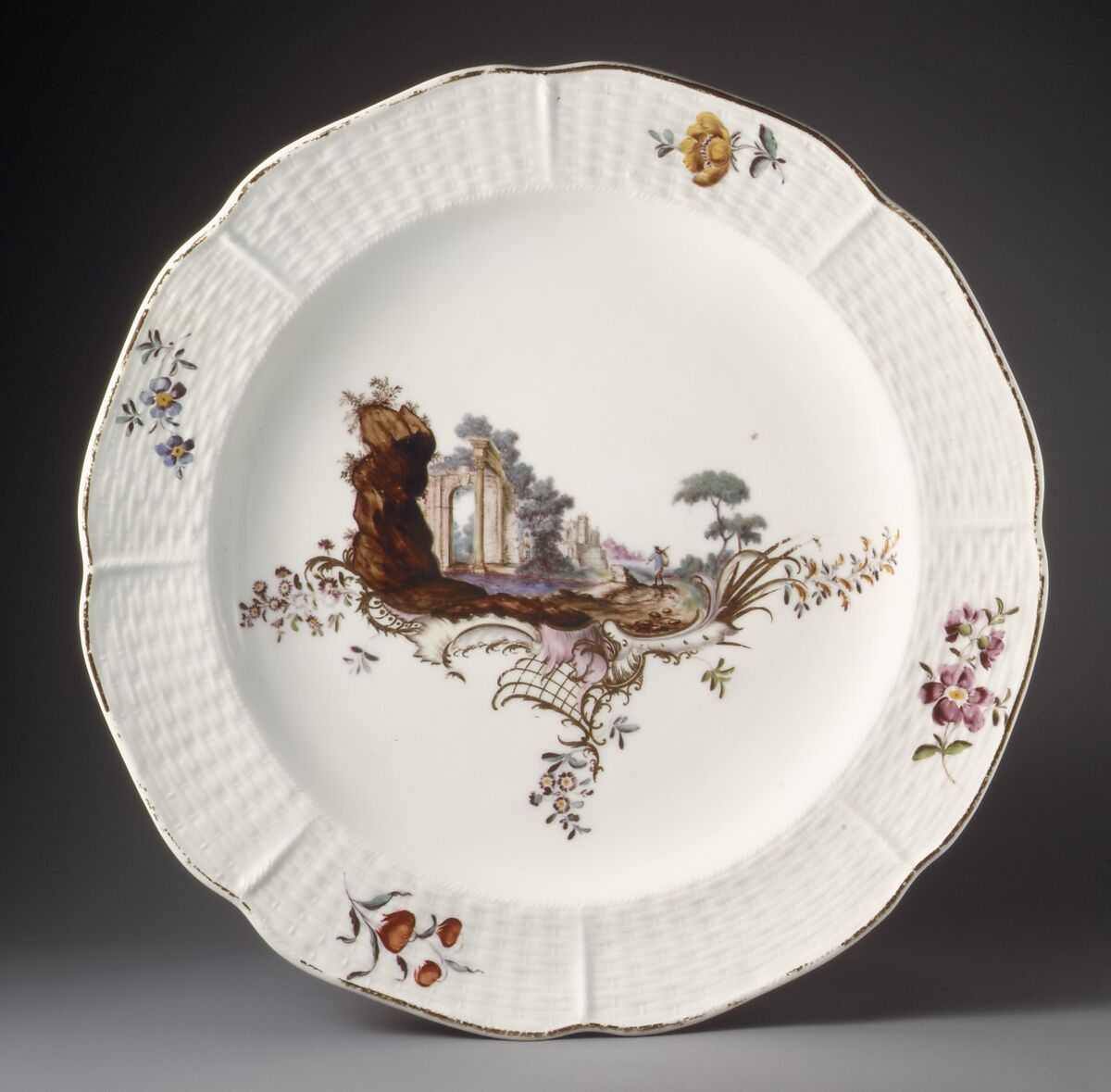 Порцеланова чиния Frankenthal от 1755–1759 г. с рисуван пейзаж, флорална декорация и релефно вълнообразен ръб