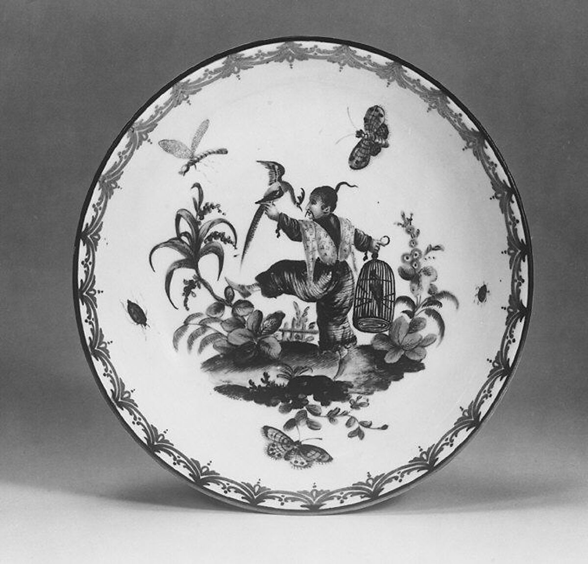 Порцеланова чиния Frankenthal около 1770 г. с chinoiserie фигура, клетка за птици, насекоми и растителна декорация
