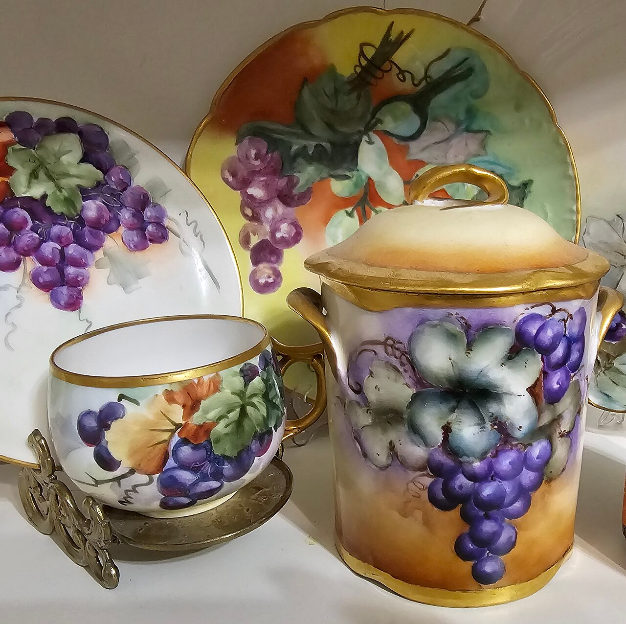 Bavaria Porcelain – стар ръчно рисуван порцелан Стар баварски порцелан с ръчно рисувана декорация с грозде и позлата