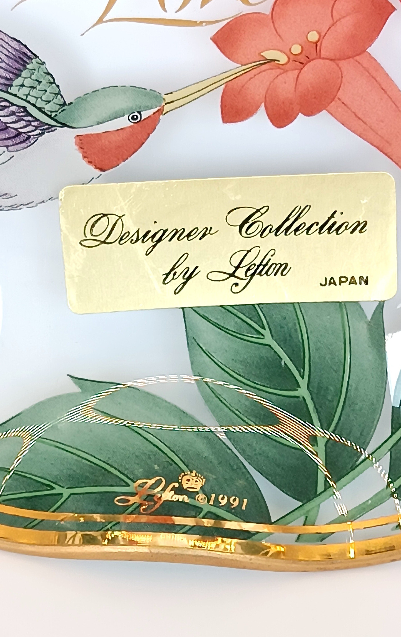 Близък план на оригиналния етикет Designer Collection by Lefton Japan и маркировката Lefton ©1991 върху винтидж стъклена чиния