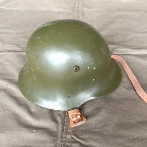 Българска каска М36 тип А с вентилационен отвор, закрепващи нитове, зелена боя и кожен подбрадник с метална катарама.