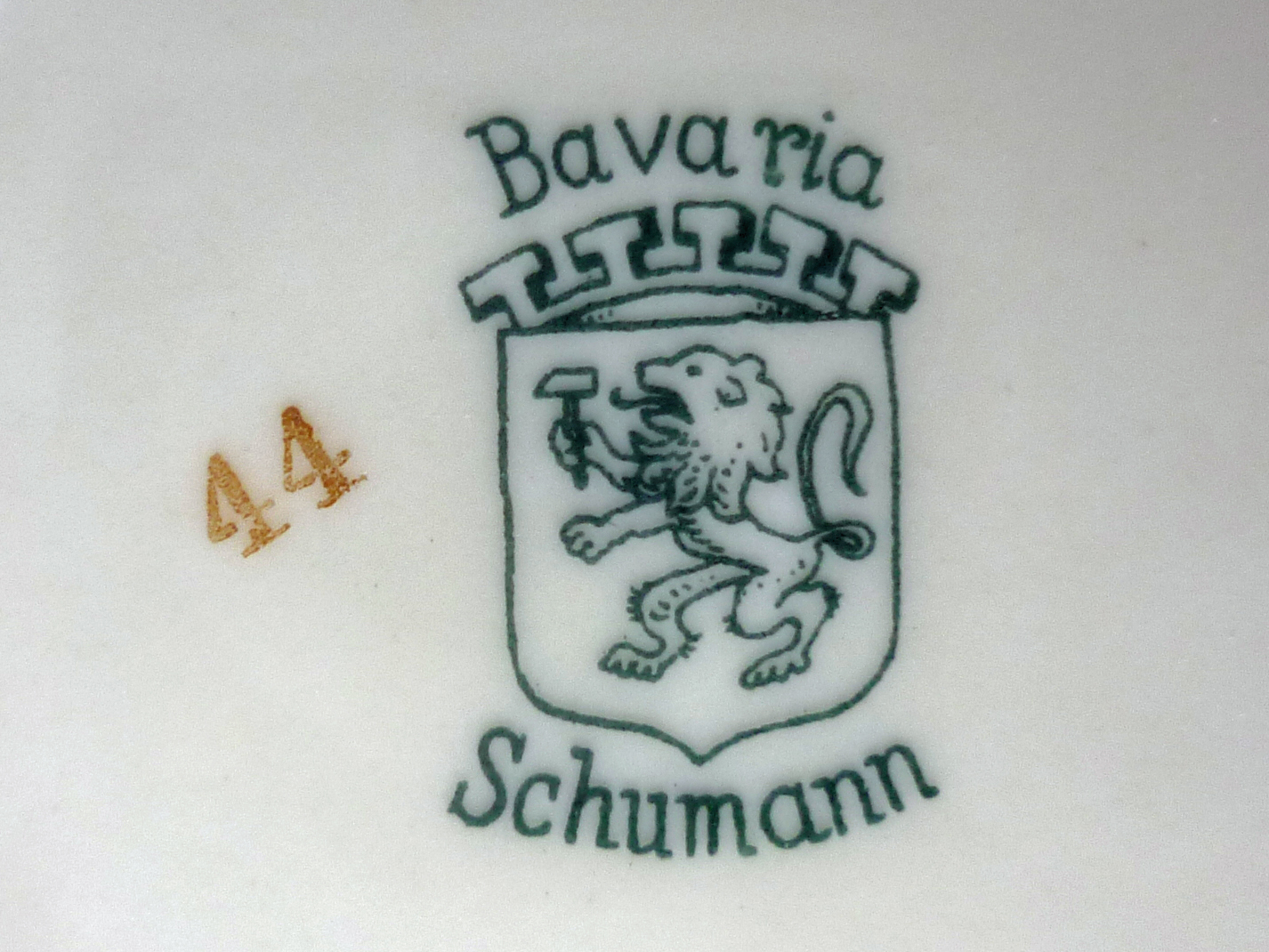Маркировка Schumann Bavaria върху германски порцелан с герб и лъв