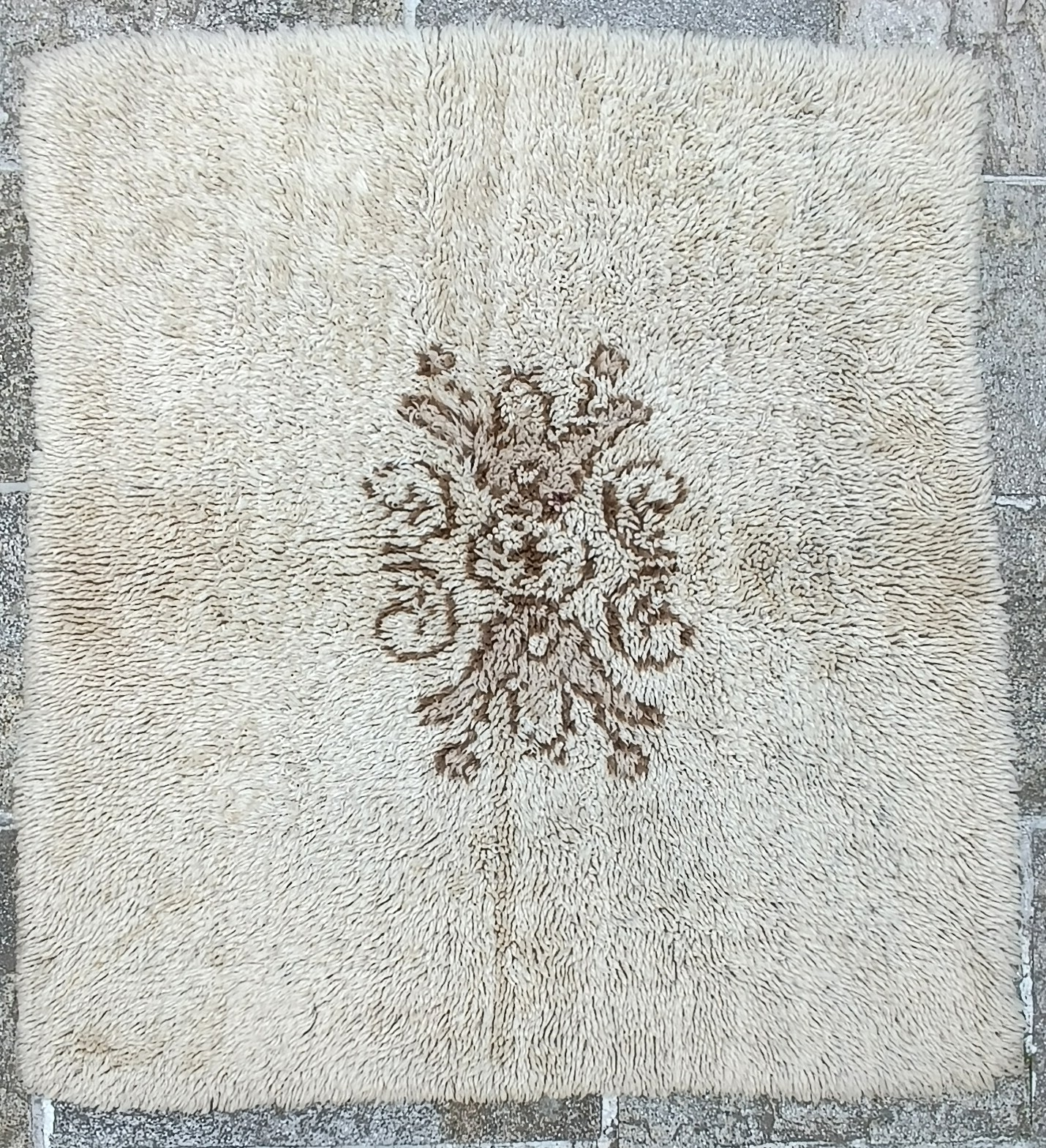 Винтидж български ръчно тъкан вълнен китеник от Видинския регион, 1970-те, с кремав дълъг косъм и кафяв централен флорален мотив