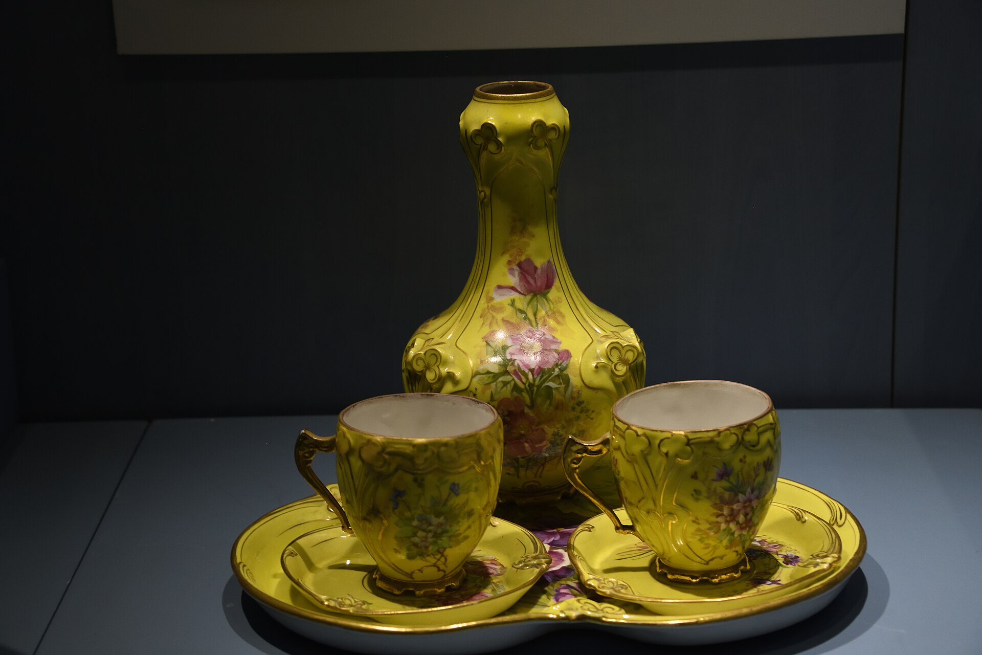 Antique Yıldız porcelain from the Ottoman period in the Ankara Ethnography Museum