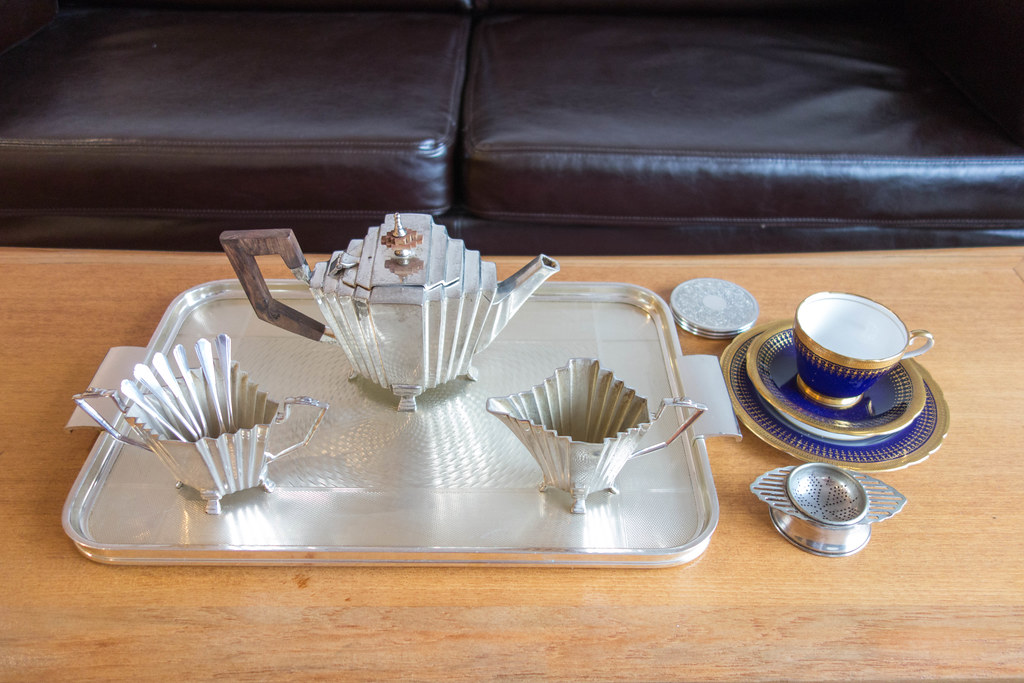 Vintage Aynsley Gilt Art Deco Teacup Vintage Aynsley gilt Art Deco teacup with elegant period shape and gold decoration
