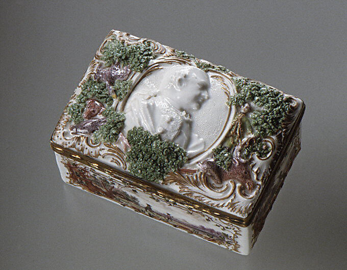 Fürstenberg porcelain snuffbox circa 1760 with relief portrait decoration