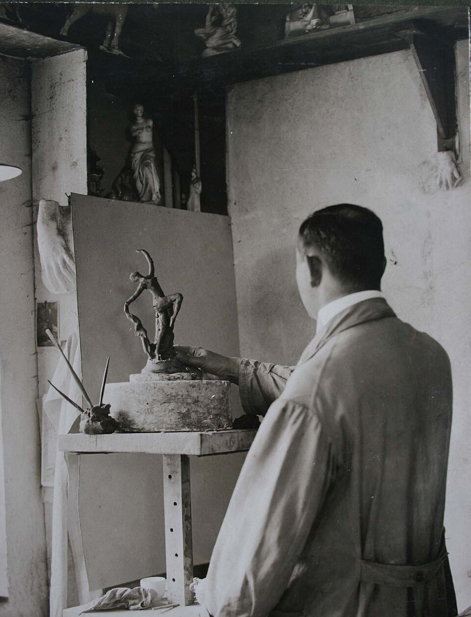 Arthur Möller modelling a figurine in the Goebel porcelain factory atelier circa 1925