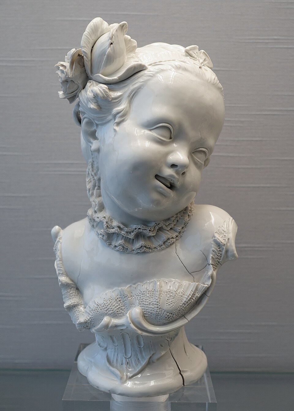 Nymphenburg Bust of a Girl – Franz Anton Bustelli, c. 1760 Nymphenburg porcelain bust of a young girl by Franz Anton Bustelli, circa 1760, showing fine Rococo modelling and lace-like details