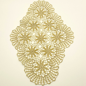 Vintage hand-crocheted floral doily from the 1930s–1940s with openwork flower motifs, measuring 30 × 20 cm
