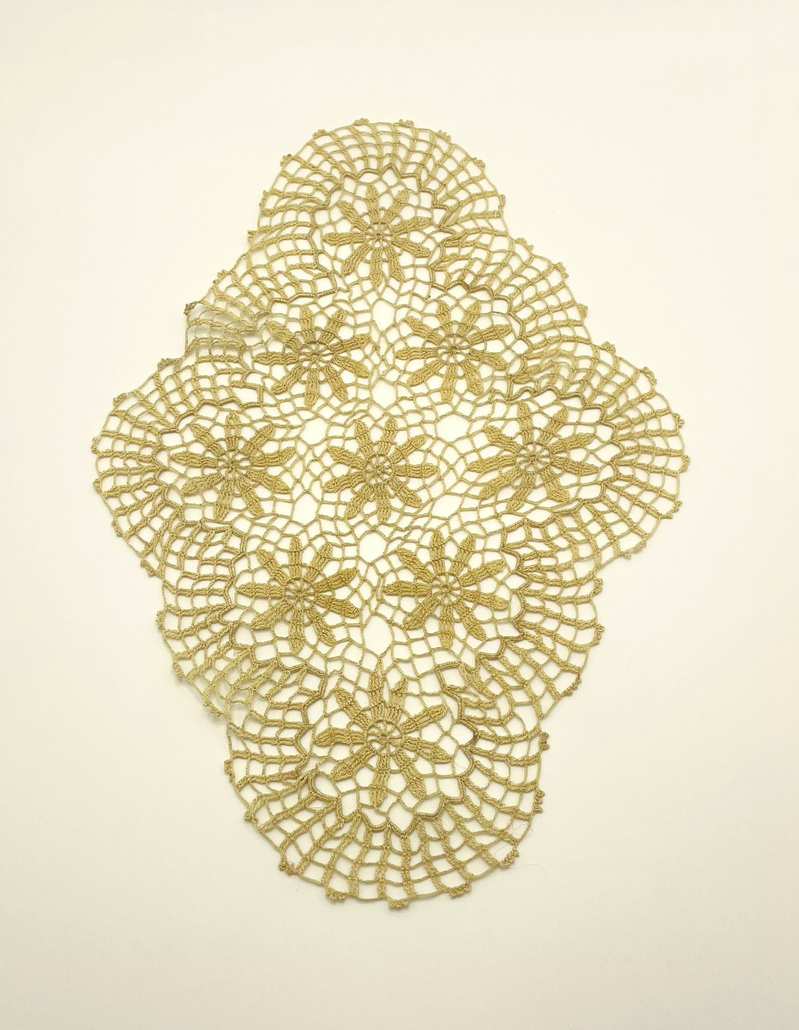 Vintage hand-crocheted floral doily from the 1930s–1940s with openwork flower motifs, measuring 30 × 20 cm