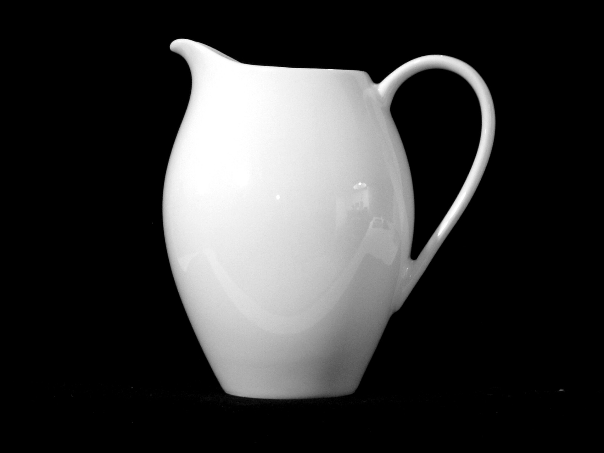 White Arzberg Form 2000 porcelain jug designed by Heinrich Löffelhardt with elegant pouring spout and elongated loop handle