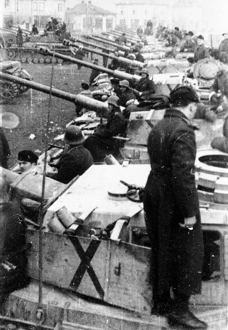 Historical image attributed to Bulgarian armoured brigade personnel with a Panzer IV tank near Podujevo in 1944