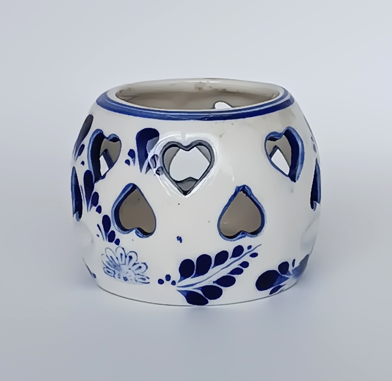 Vintage Elesva Holland Delft Blue ceramic tealight holder from 1998 with hand-painted blue decoration and heart-shaped cutouts